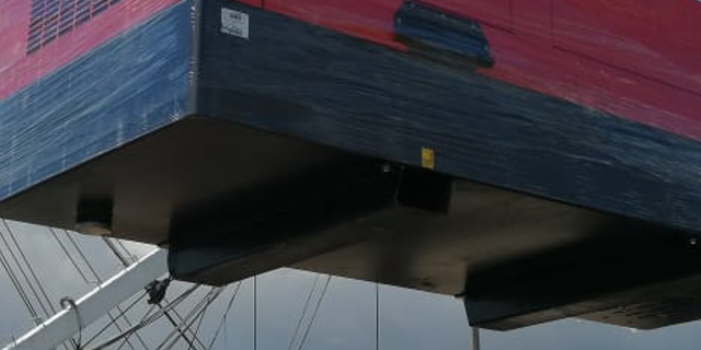 Szczelna wanna retencyjna agregatu HIMOINSA