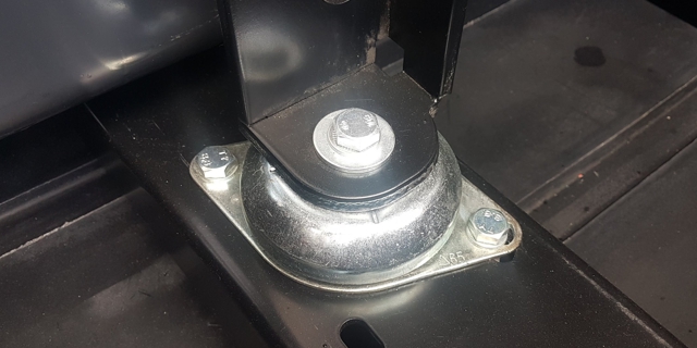 Wibroizolatory silnika i prądnicy w agregacie HIMOINSA